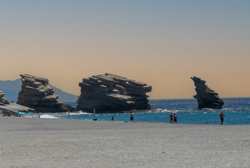 Παραλία Τριόπετρα