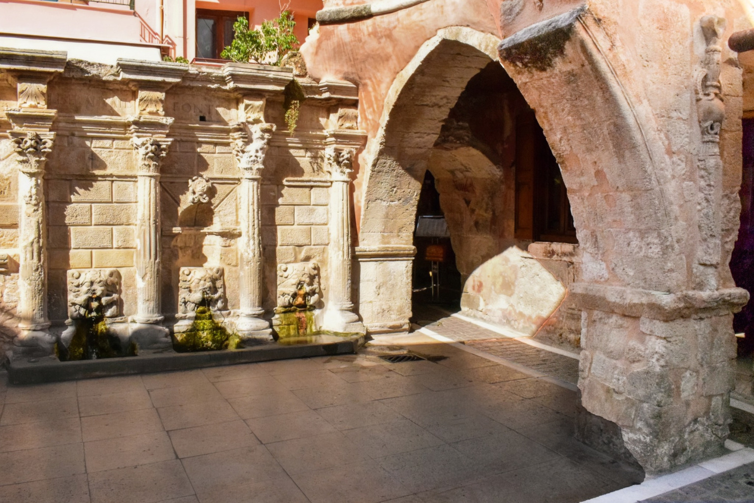 Rimondi Fountain Βρίσκεται στην Πλατεία Πλατάνου και είναι ένα από τα πιο καλοδιατηρημένα βενετσιάνικα μνημεία της πόλης. Κατασκευάστηκε το 1626 από τον Ρέκτορα A. Rimondi. Είναι διακοσμημένο με τρεις κεφαλές λιονταριών από τις οποίες τρέχει νερό. Αποτελεί ένα υπέροχο δείγμα της αρχιτεκτονικής της εποχής