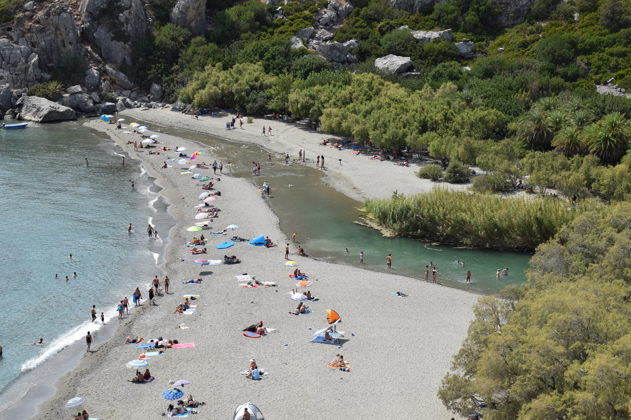 Η παραλία Πρέβελη, με το μοναδικό φοινικόδασος, βρίσκεται στη νότια πλευρά του Ρεθύμνου.