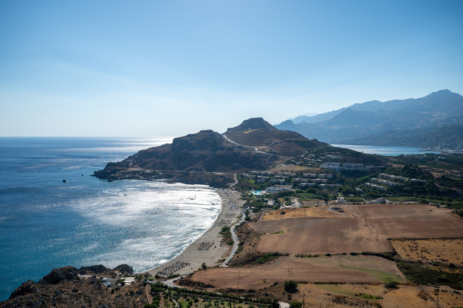 "Η οργανωμένη παραλία Δαμνόνι στο Ρέθυμνο με ξαπλώστρες, ομπρέλες και κέντρο θαλάσσιων σπορ, ιδανική για οικογενειακές διακοπές."